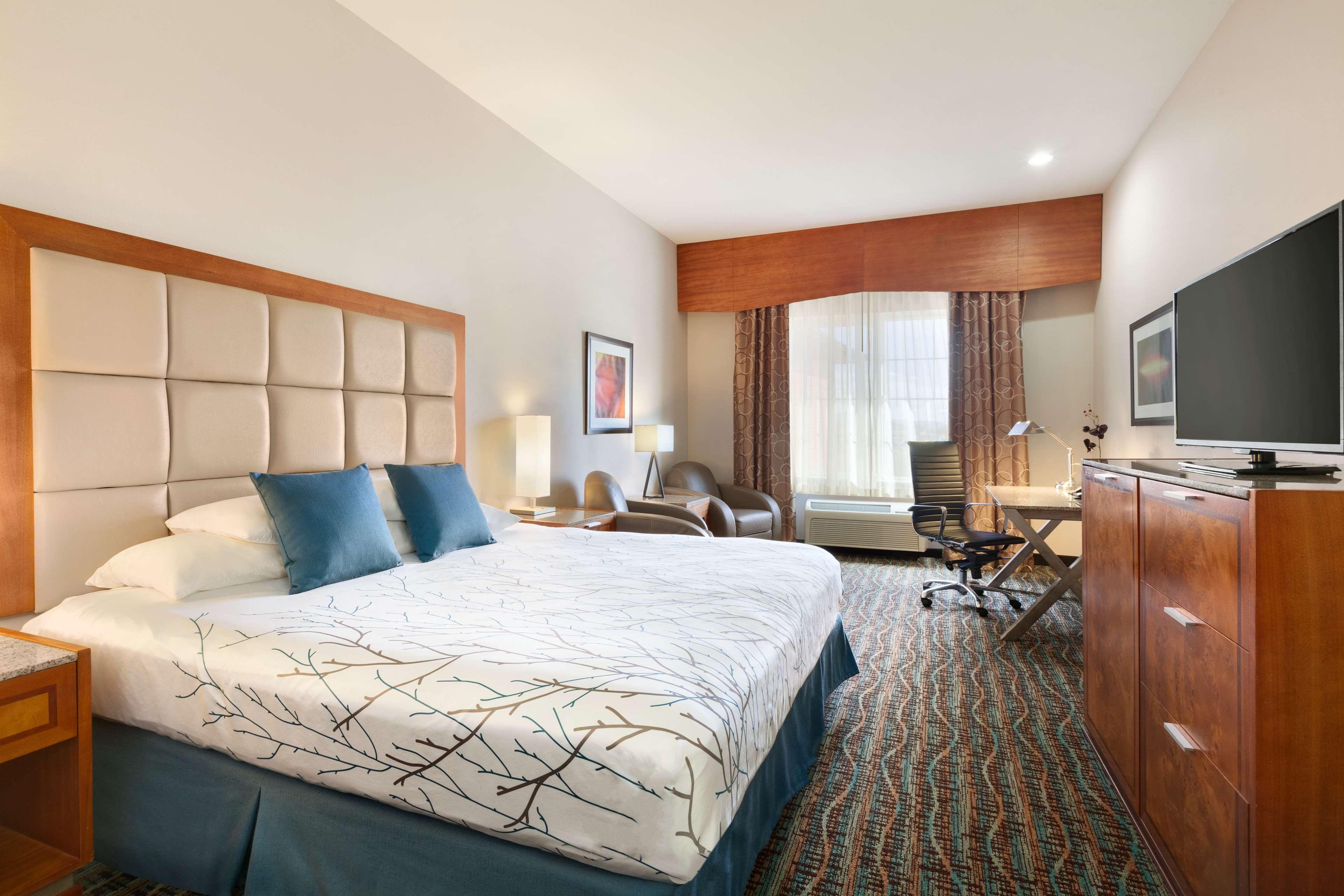 Best Western Plus Peppertree Inn At Omak Exterior photo