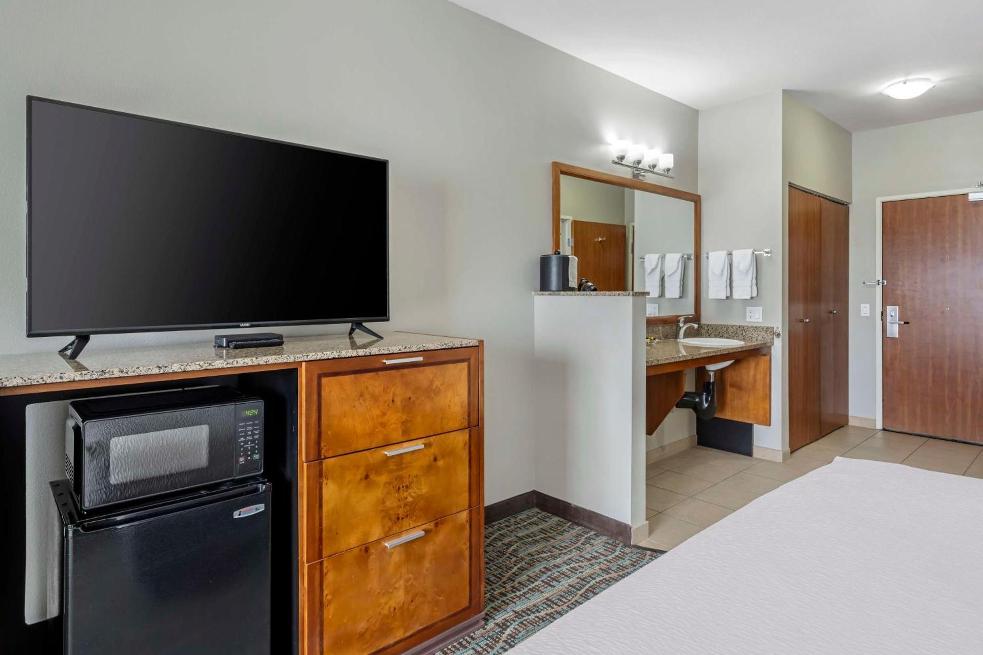 Best Western Plus Peppertree Inn At Omak Exterior photo